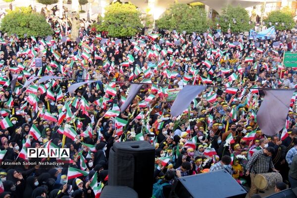 اجتماع دانش‌آموزان شیرازی به یاد شهدای حادثه تروریستی حرم شاهچراغ (ع)
