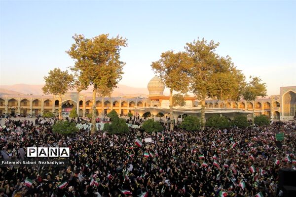 اجتماع دانش‌آموزان شیرازی به یاد شهدای حادثه تروریستی حرم شاهچراغ (ع)