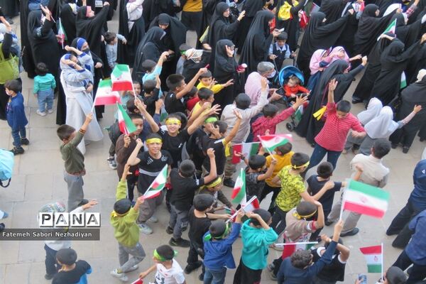 اجتماع دانش‌آموزان شیرازی به یاد شهدای حادثه تروریستی حرم شاهچراغ (ع)