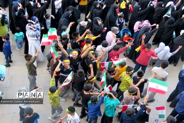 اجتماع دانش‌آموزان شیرازی به یاد شهدای حادثه تروریستی حرم شاهچراغ (ع)