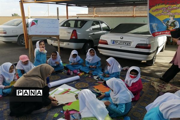 پلاکاردنویسی و ساخت دست‌سازه‌های ضداستکباری در دبستان شاهد شهید آدمی ابرکوه