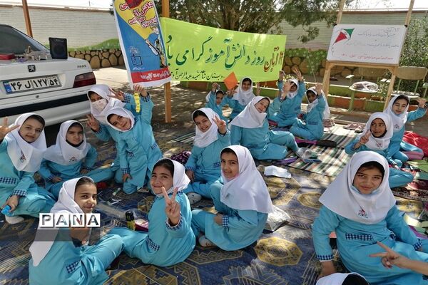 پلاکاردنویسی و ساخت دست‌سازه‌های ضداستکباری در دبستان شاهد شهید آدمی ابرکوه