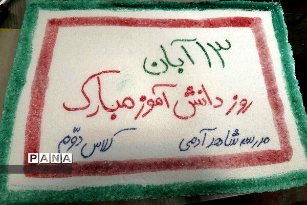 پلاکاردنویسی و ساخت دست‌سازه‌های ضداستکباری در دبستان شاهد شهید آدمی ابرکوه