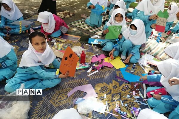 پلاکاردنویسی و ساخت دست‌سازه‌های ضداستکباری در دبستان شاهد شهید آدمی ابرکوه