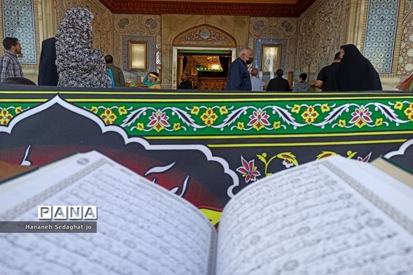 اجتماع دانش‌آموزان شیرازی و اجرای سرود «رفیق شهیدم» در حرم شاهچراغ (ع)