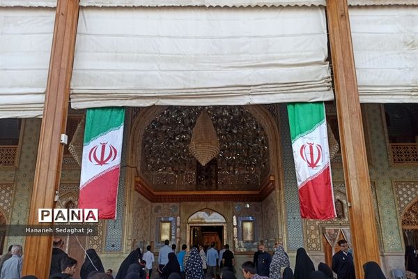 اجتماع دانش‌آموزان شیرازی و اجرای سرود «رفیق شهیدم» در حرم شاهچراغ (ع)