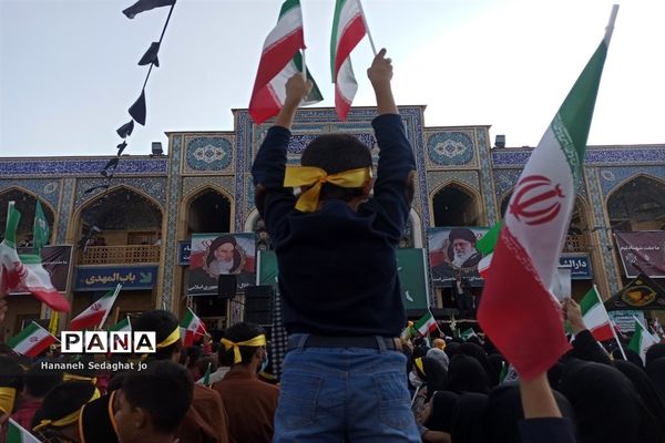 اجتماع دانش‌آموزان شیرازی و اجرای سرود «رفیق شهیدم» در حرم شاهچراغ (ع)