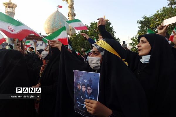 اجتماع دانش‌آموزان شیرازی و اجرای سرود «رفیق شهیدم» در حرم شاهچراغ (ع)