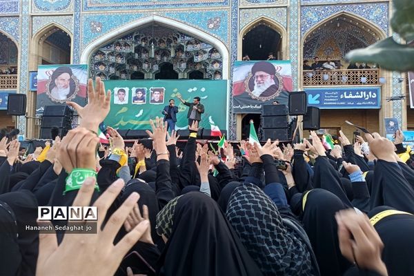 اجتماع دانش‌آموزان شیرازی و اجرای سرود «رفیق شهیدم» در حرم شاهچراغ (ع)