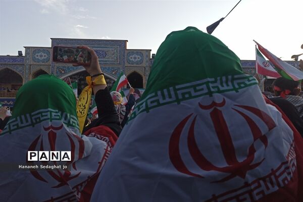 اجتماع دانش‌آموزان شیرازی و اجرای سرود «رفیق شهیدم» در حرم شاهچراغ (ع)