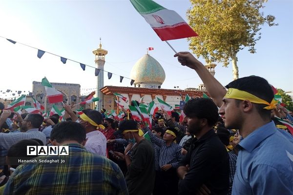 اجتماع دانش‌آموزان شیرازی و اجرای سرود «رفیق شهیدم» در حرم شاهچراغ (ع)