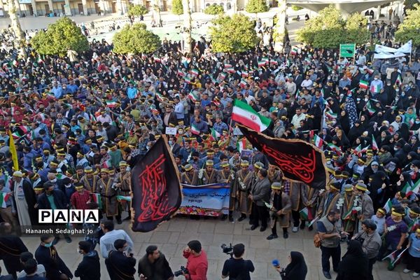 اجتماع دانش‌آموزان شیرازی و اجرای سرود «رفیق شهیدم» در حرم شاهچراغ (ع)