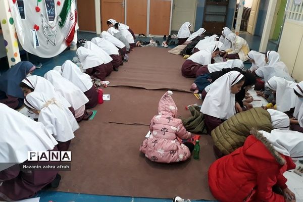 نقاشی همگانی ویژه مراسم روز دانش‌آموز و استکبارستیزی در مدرسه حضرت زهرا(س) رودهن