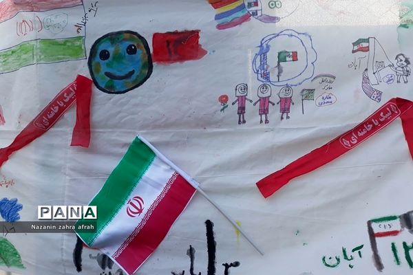 نقاشی همگانی ویژه مراسم روز دانش‌آموز و استکبارستیزی در مدرسه حضرت زهرا(س) رودهن