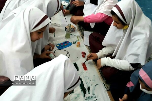 نقاشی همگانی ویژه مراسم روز دانش‌آموز و استکبارستیزی در مدرسه حضرت زهرا(س) رودهن