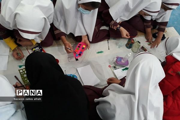 نقاشی همگانی ویژه مراسم روز دانش‌آموز و استکبارستیزی در مدرسه حضرت زهرا(س) رودهن
