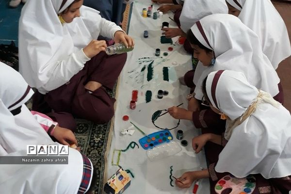 نقاشی همگانی ویژه مراسم روز دانش‌آموز و استکبارستیزی در مدرسه حضرت زهرا(س) رودهن