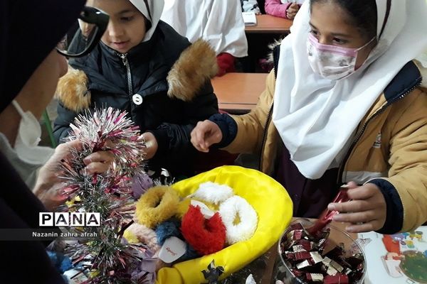 جشن روز دانش‌آموز در دبستان حضرت زهرا(س) رودهن