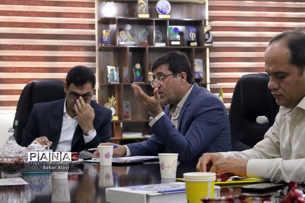 نشست نمایندگان مجلس دانش‌آموزی استان بوشهر با معاون آموزش متوسطه استان