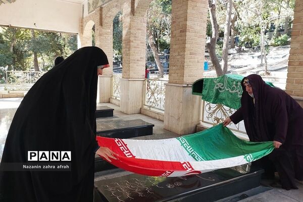 غبارروبی مزار شهدا توسط دانش‌آموزان رودهن در هفته بسیج دانش‌آموزی