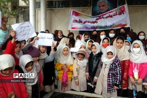 غبارروبی مزار شهدا توسط دانش‌آموزان رودهن در هفته بسیج دانش‌آموزی