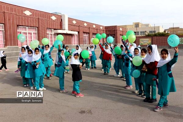 نواخته شدن زنگ استکبار ستیزی در مدارس آباده