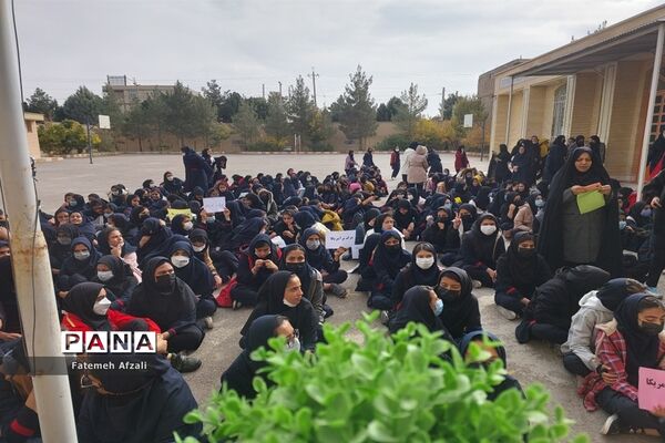 نواخته شدن زنگ استکبار ستیزی دبیرستان فرزانگان در اقلید استان فارس