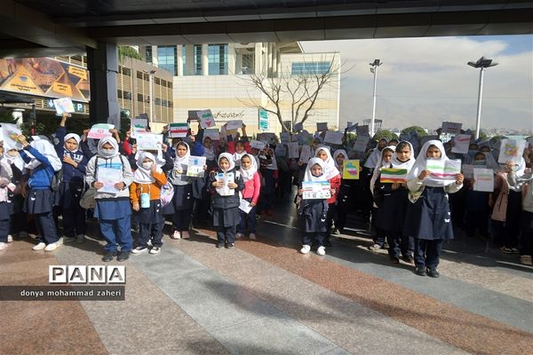 زنجیره انسانی دانش‌آموزان منطقه 2 شهر تهران