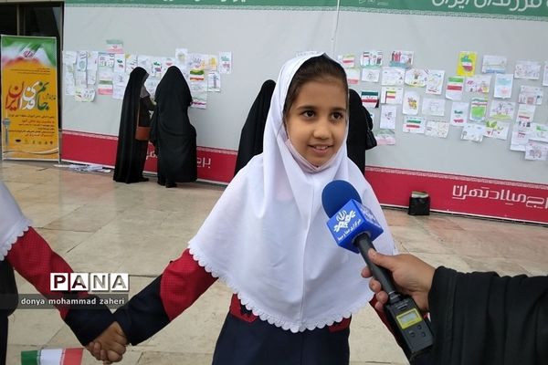 زنجیره انسانی دانش‌آموزان منطقه 2 شهر تهران