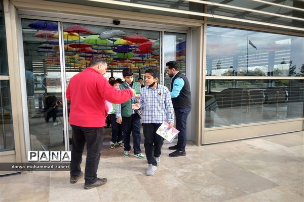 زنجیره انسانی دانش‌آموزان منطقه 2 شهر تهران