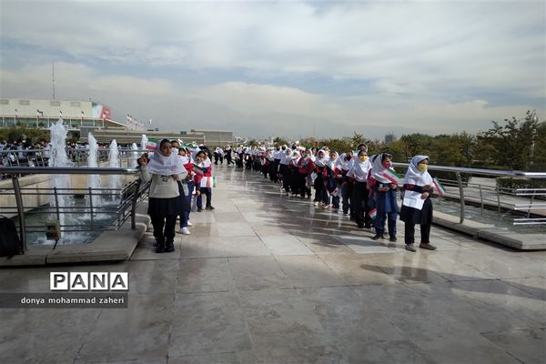 زنجیره انسانی دانش‌آموزان منطقه 2 شهر تهران