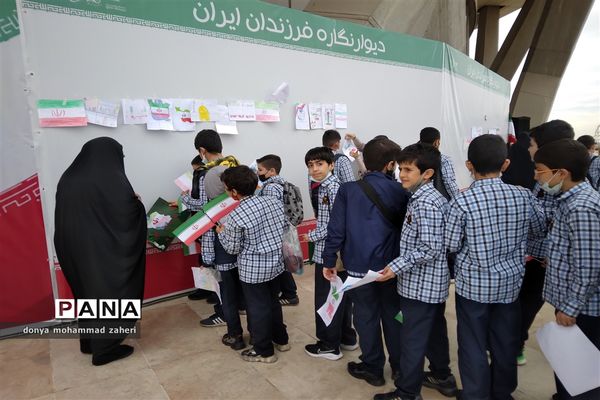 زنجیره انسانی دانش‌آموزان منطقه 2 شهر تهران