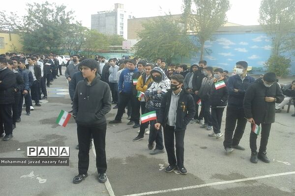 برگزاری مراسم زنگ استکبار ستیزی در دبیرستان شاهد مهدی هاشمی