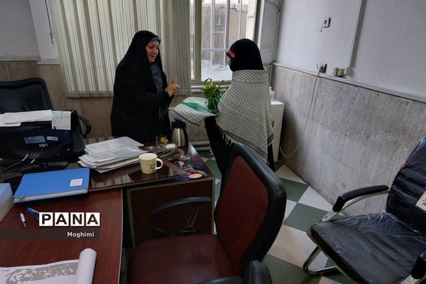 اهدای شاخه گل به مسئولان آموزش و پرورش منطقه ۱۳