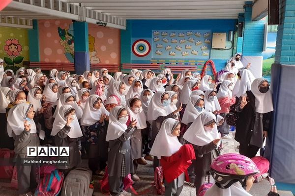 نواختن زنگ استکبار ستیزی در دبستان شهید بهشتی منطقه ۱۳