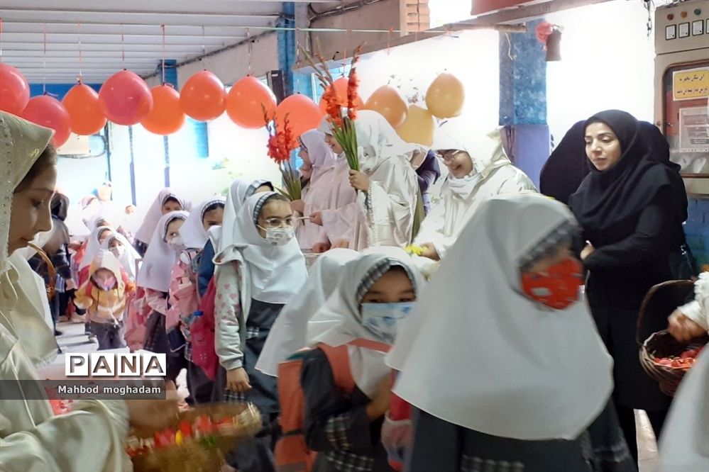 نواختن زنگ استکبار ستیزی در دبستان شهید بهشتی منطقه ۱۳