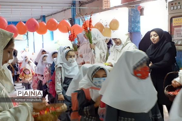 نواختن زنگ استکبار ستیزی در دبستان شهید بهشتی منطقه ۱۳