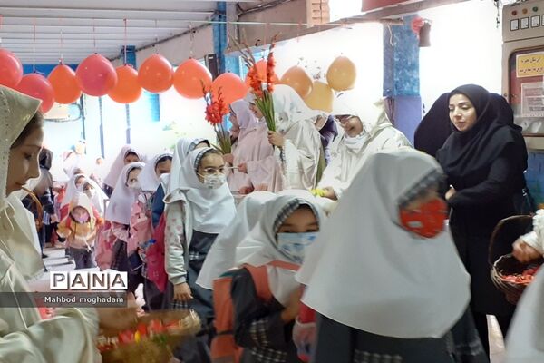 نواختن زنگ استکبار ستیزی در دبستان شهید بهشتی منطقه ۱۳