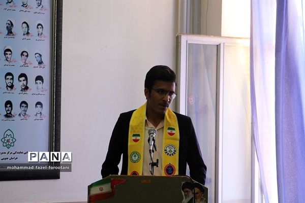 دیدار اعضای تشکل‌های دانش‌آموزی با نماینده ولی فقیه