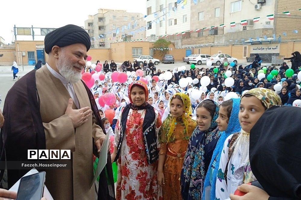 نمایشگاه نقاشی با موضوع ۱۳ آبان در بهارستان‌دو