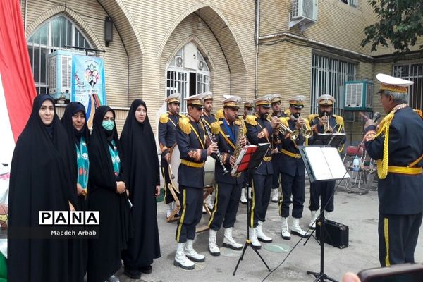 آیین نواختن زنگ استکبار ستیزی در دبیرستان شاهد شهید شیرودی