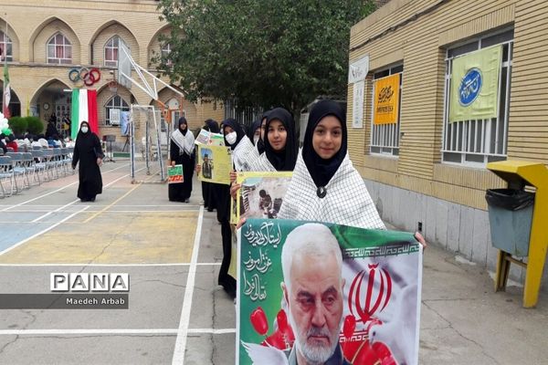 آیین نواختن زنگ استکبار ستیزی در دبیرستان شاهد شهید شیرودی