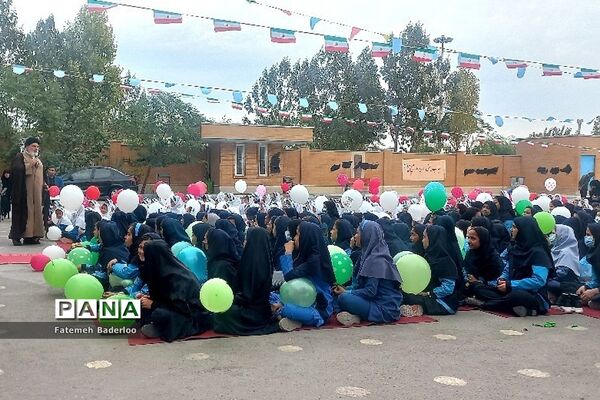 برگزاری مراسم روز دانش آموز با حضور خانواده شهدا در ناحیه دو بهارستان