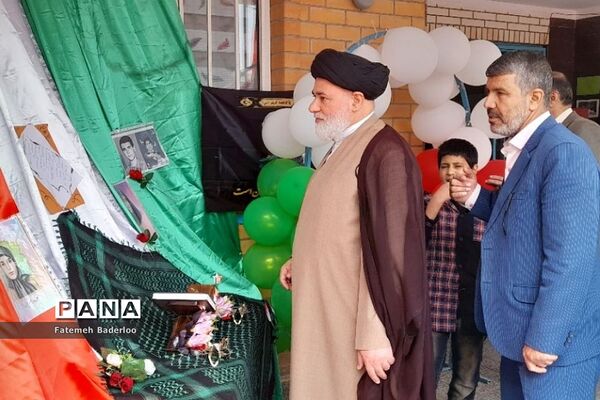 برگزاری مراسم روز دانش آموز با حضور خانواده شهدا در ناحیه دو بهارستان
