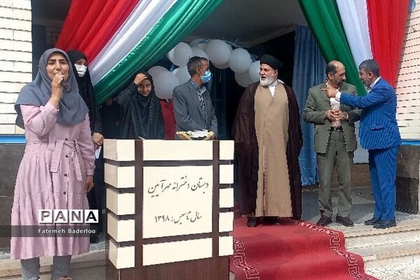 برگزاری مراسم روز دانش آموز با حضور خانواده شهدا در ناحیه دو بهارستان