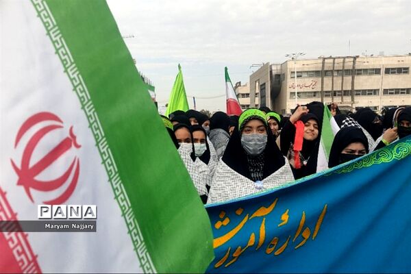 حضور پرشور دانش‌آموزان در راهپیمایی 13 آبان در مشهد