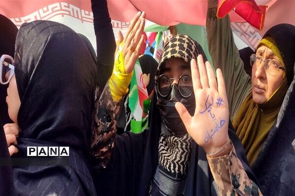 حضور پرشور دانش‌آموزان در راهپیمایی 13 آبان در مشهد