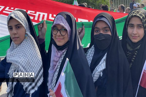 حضورحماسی و پرشور دانش‌آموزان پیشتاز مدارس ناحیه یک اهواز در راهپیمایی یوم الله ١٣ آبان