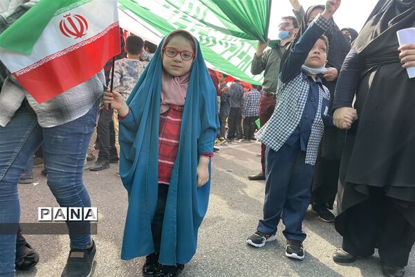 حضورحماسی و پرشور دانش‌آموزان پیشتاز مدارس ناحیه یک اهواز در راهپیمایی یوم الله ١٣ آبان