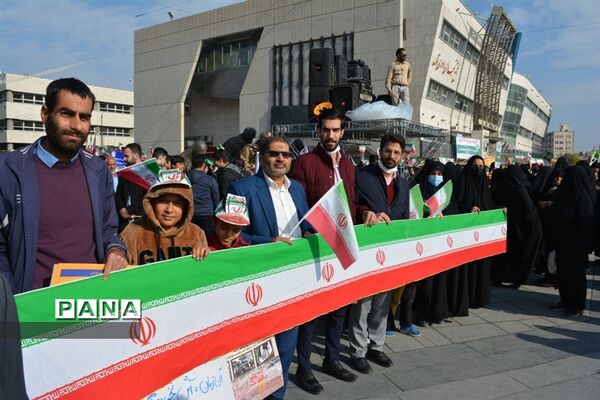 حضور دانش‌آموزان در یوم الله 13 ابان ناحیه یک مشهد